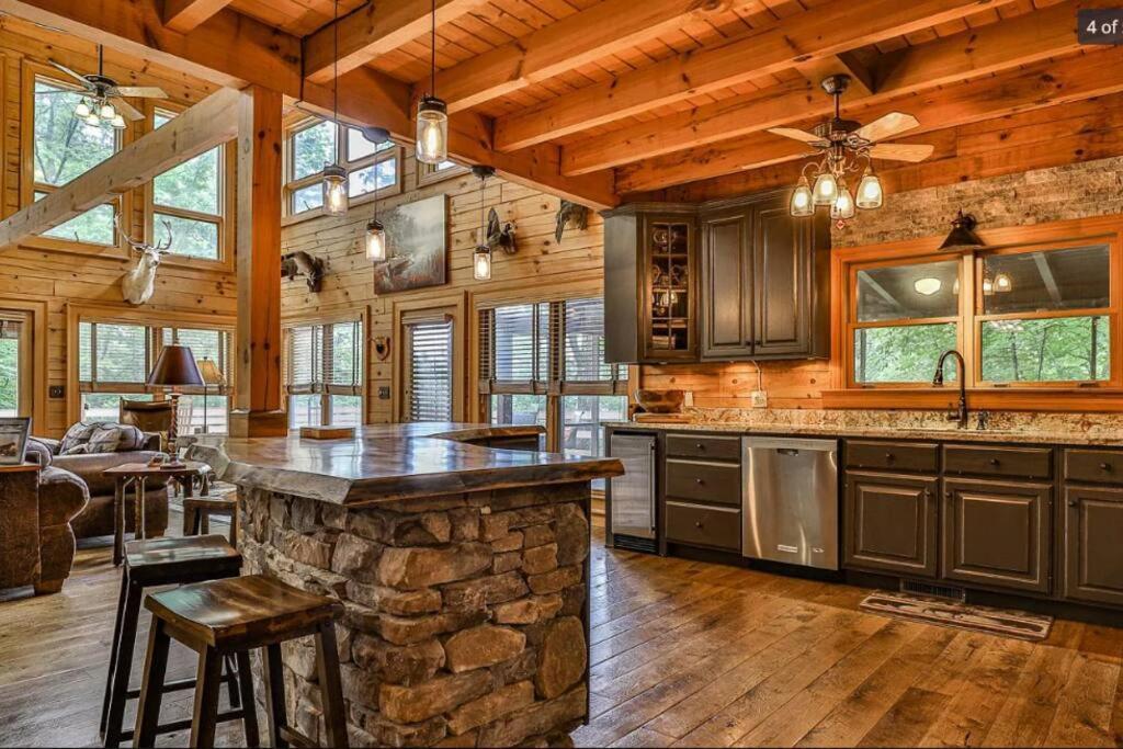 Blue Ridge Bliss- Spacious Cabin, Pets, Hot Tub! 外观 照片